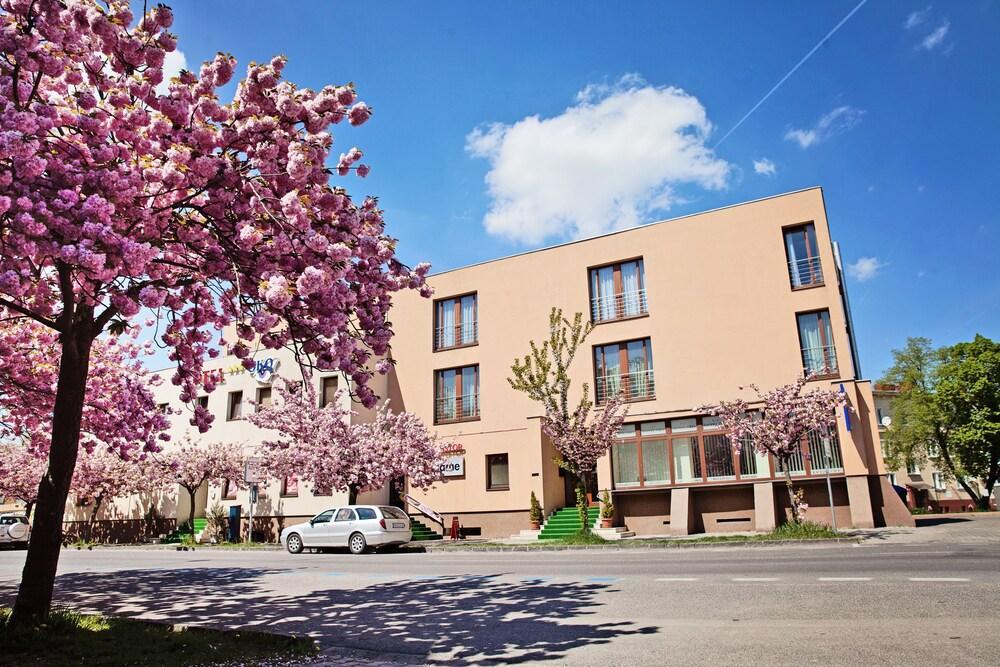 Hotel Oko Nitra Exterior photo